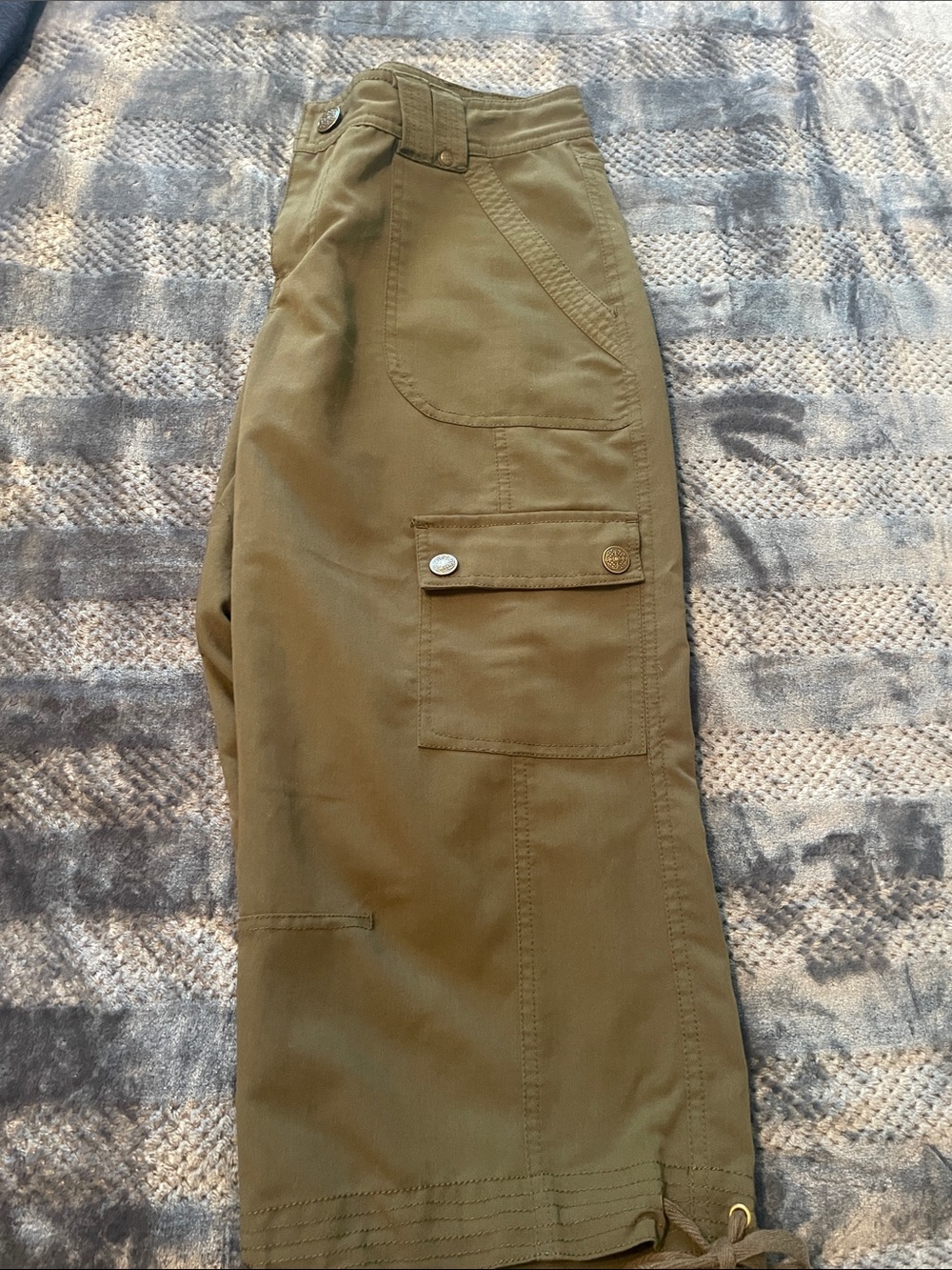Women’s Maurice’s cargo utility capri.